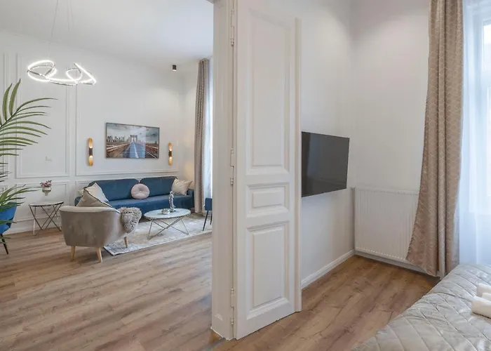 Luxurious Grand W/ 3bedrm 2bathrm * Budapest