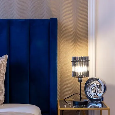 Luxurious Grand W/ 3bedrm 2bathrm Lejlighed