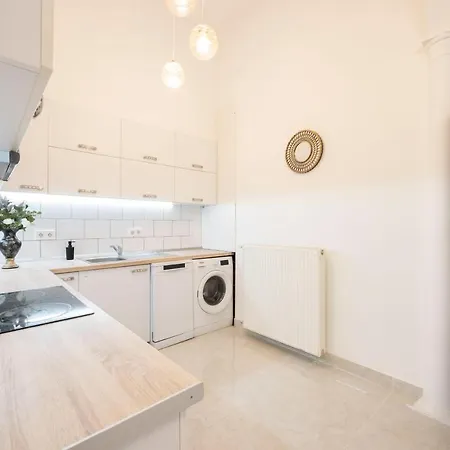 Luxurious Grand W/ 3bedrm 2bathrm * Budapest