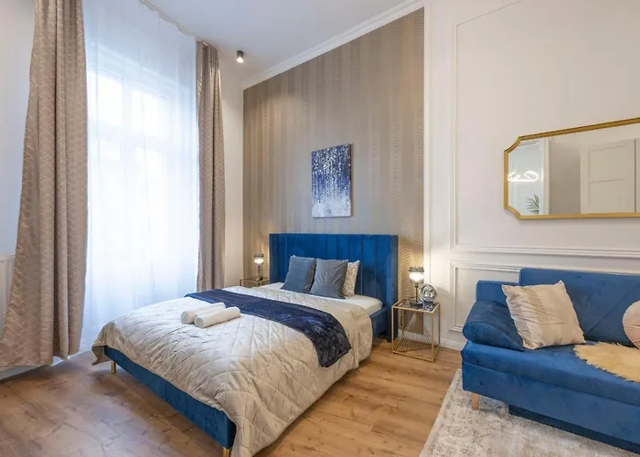 Luxurious Grand W/ 3bedrm 2bathrm *