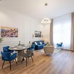 Lejlighed Luxurious Grand W/ 3bedrm 2bathrm *