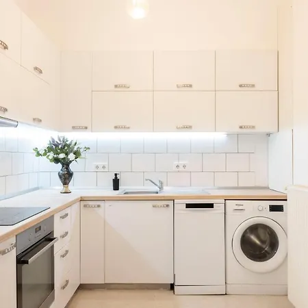 Luxurious Grand W/ 3bedrm 2bathrm Appartement
