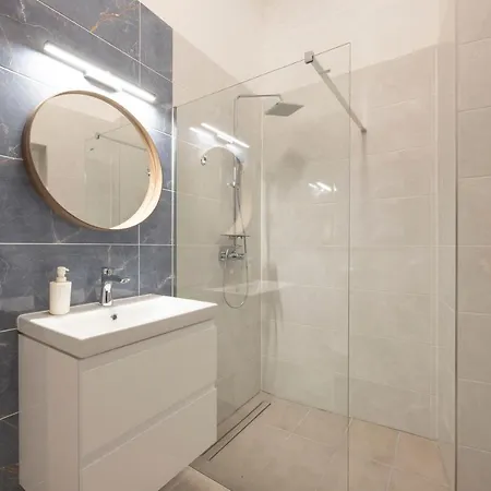 דירה Luxurious Grand W/ 3bedrm 2bathrm *