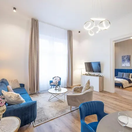 Luxurious Grand W/ 3bedrm 2bathrm Appartement *