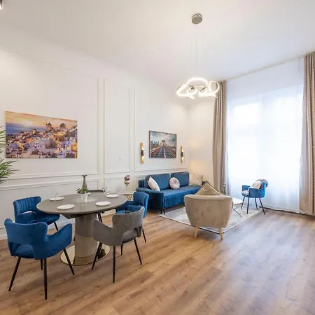 דירה Luxurious Grand W/ 3bedrm 2bathrm *