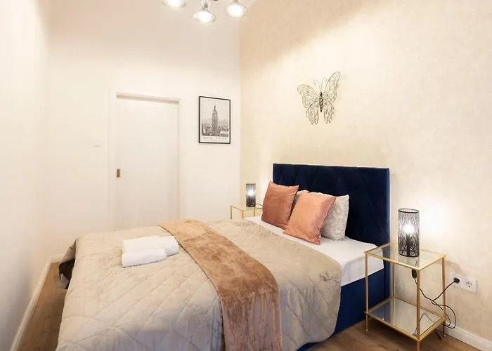 Luxurious Grand W/ 3bedrm 2bathrm *