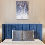 Luxurious Grand W/ 3bedrm 2bathrm Apartment *